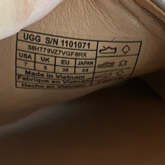 UGG SIZE 7 - Picture 13 of 13